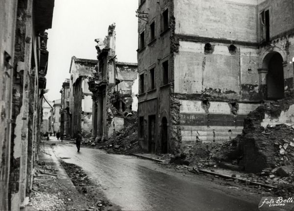 Bombardamento Via della Madonna - Livorno (Foto Betti, Biblioteca Labronica)